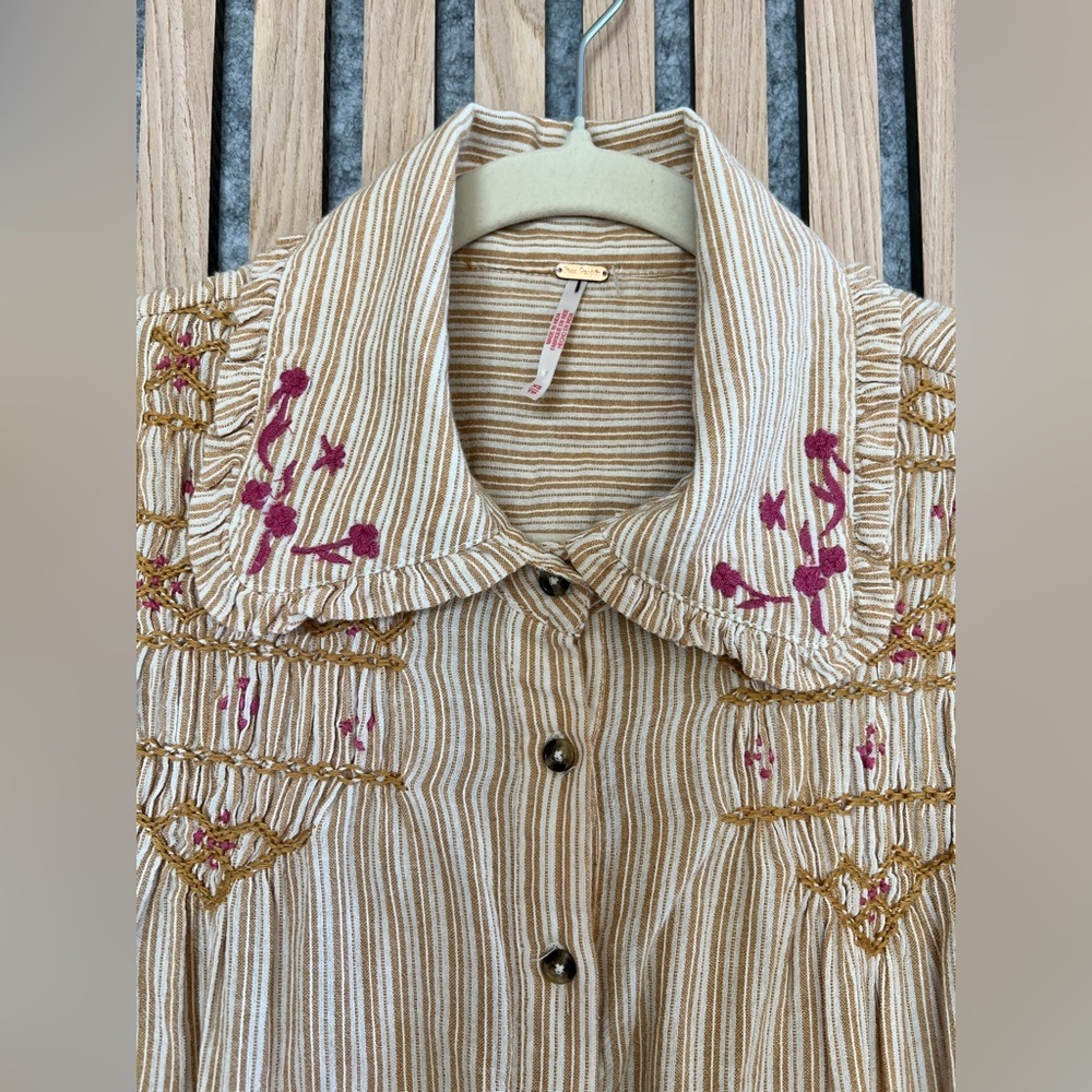 Free People -  top- embroidered smocked - Picture 4 of 9